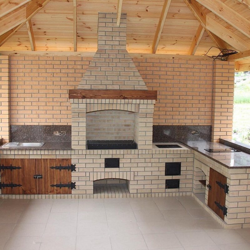 Открытая летняя кухня на даче