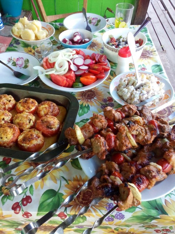Стол на даче с шашлыками