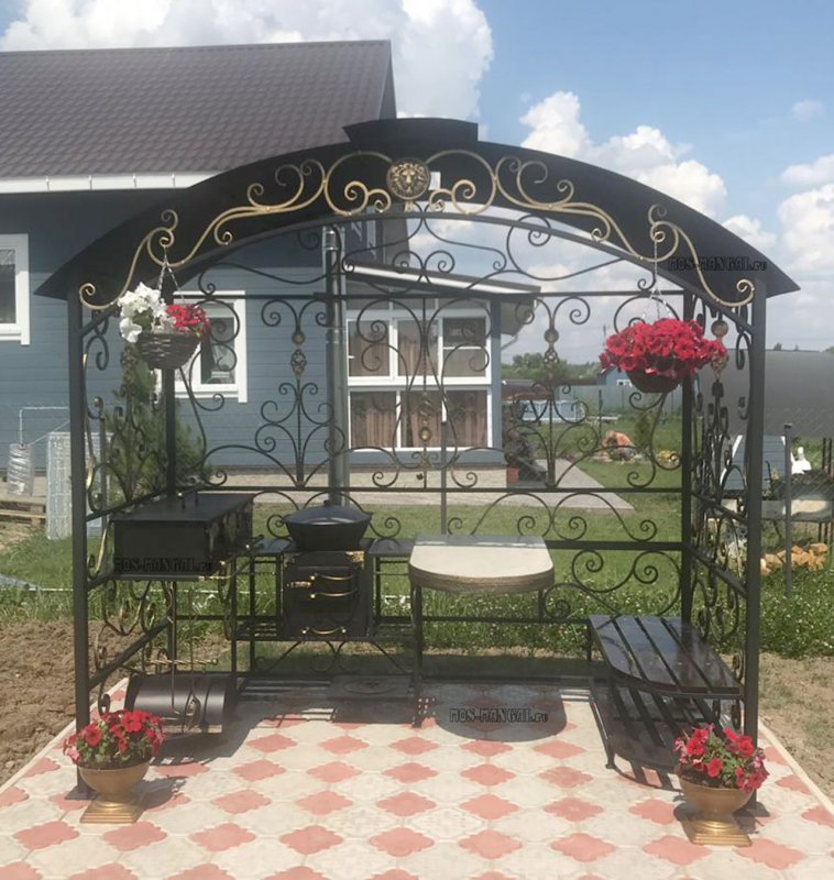 Кованная беседка с мангалом