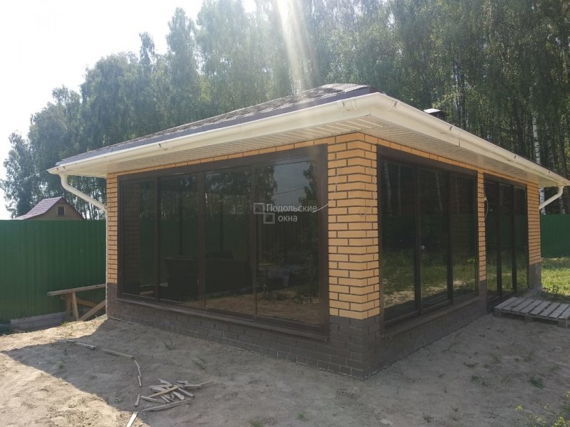 Кирпичная беседка застекленная
