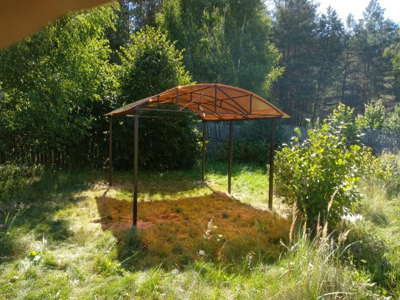 Беседка с кованными элементами