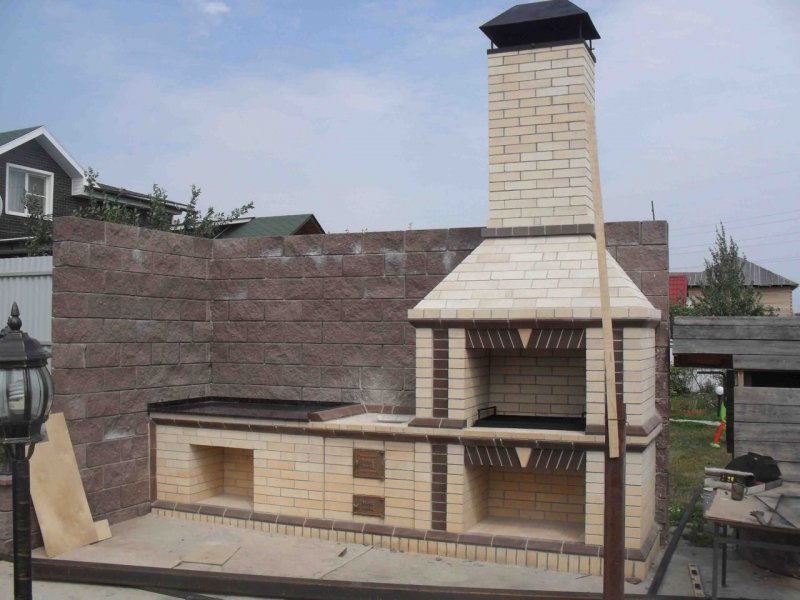 Уличный мангал с вытяжкой из кирпича