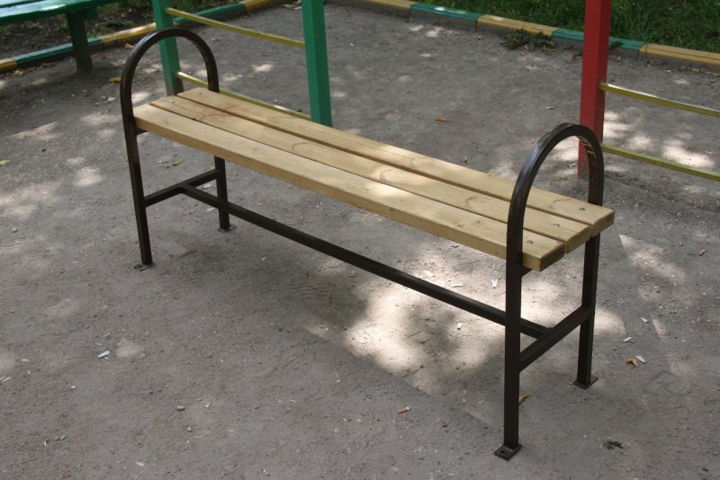 Скамейка из металлического каркаса