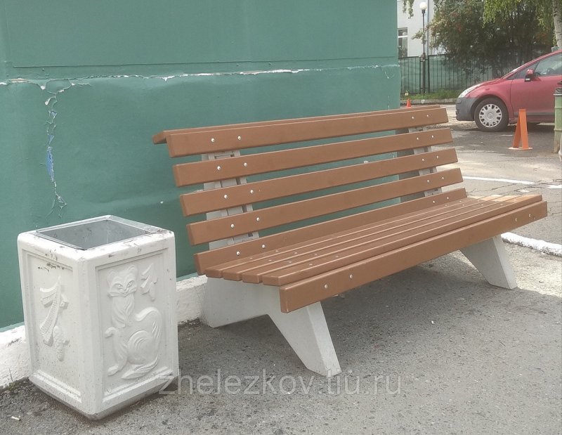 Скамейка с кованными элементами