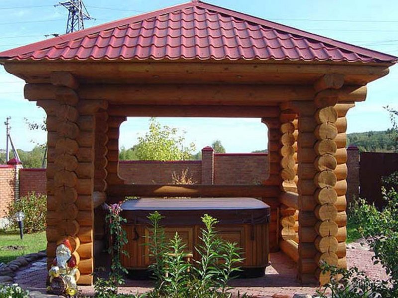 Беседка из бревна ручной рубки