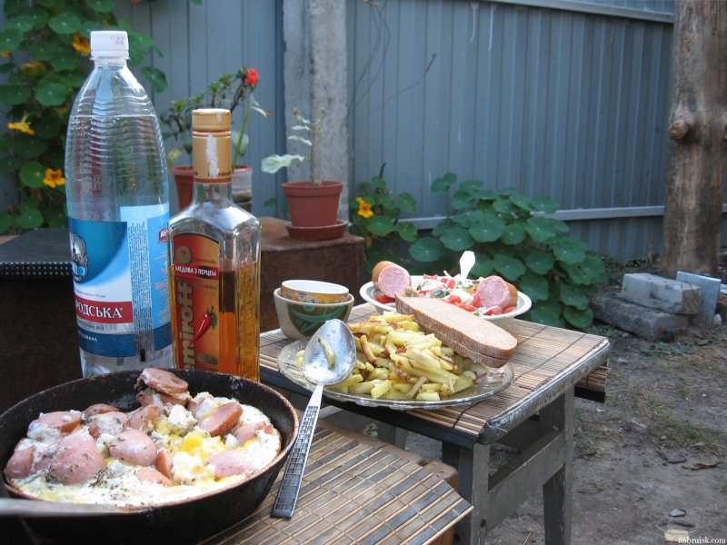 Деревенский стол с закуской и выпивкой