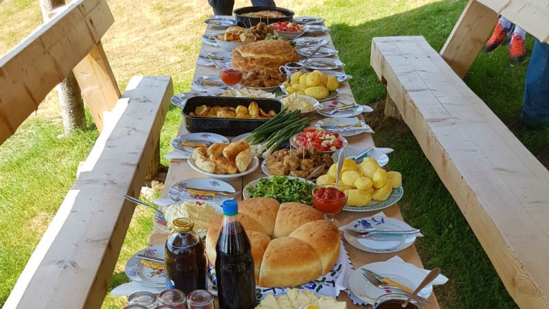 Праздничный стол на природе