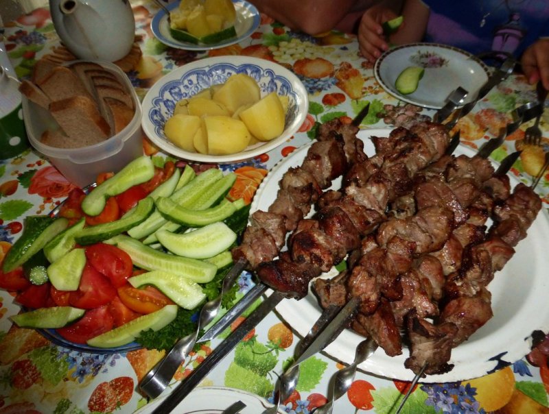Стол на даче с шашлыками