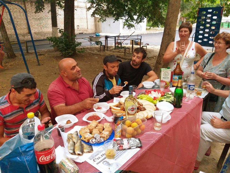Застолье во дворе дома