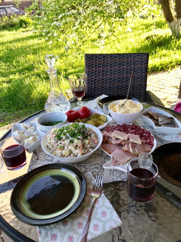 Застолье на улице