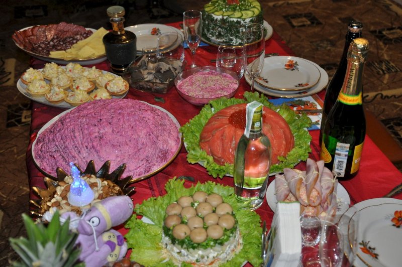 Накрытый стол на природе