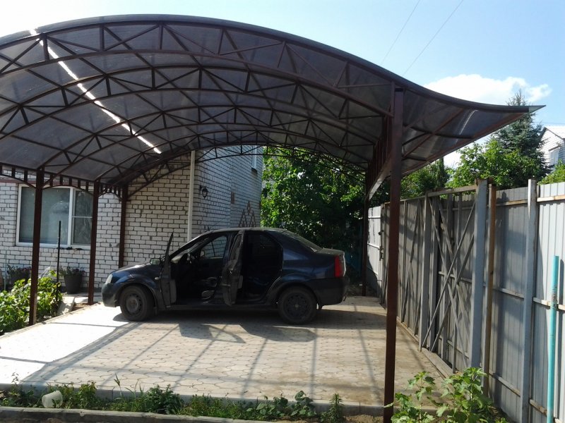 Навесы из поликарбоната во дворе для машины