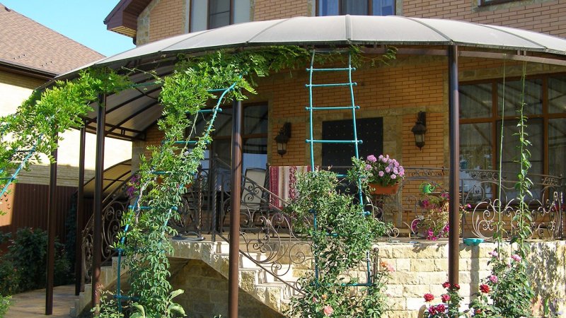 Крытый двор в деревне