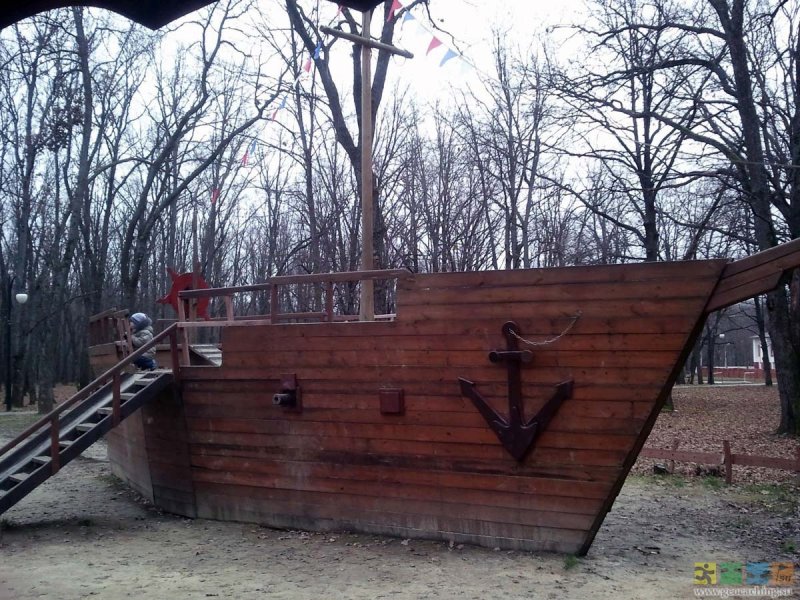 Детский корабль на площадке