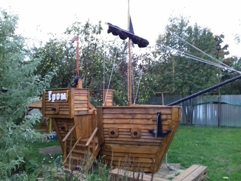 Корабль деревянный на даче