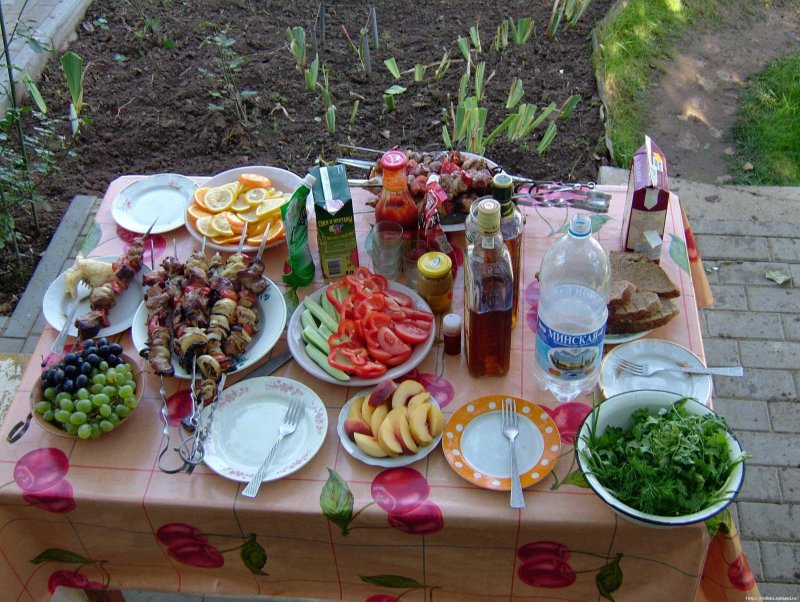 Сервировка стола с шашлыком
