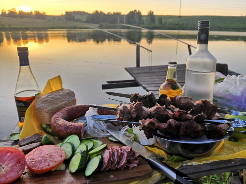 Шашлык на берегу реки