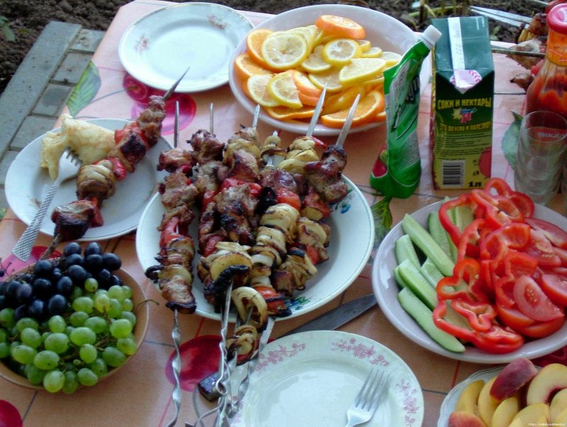 Стол на даче с шашлыками