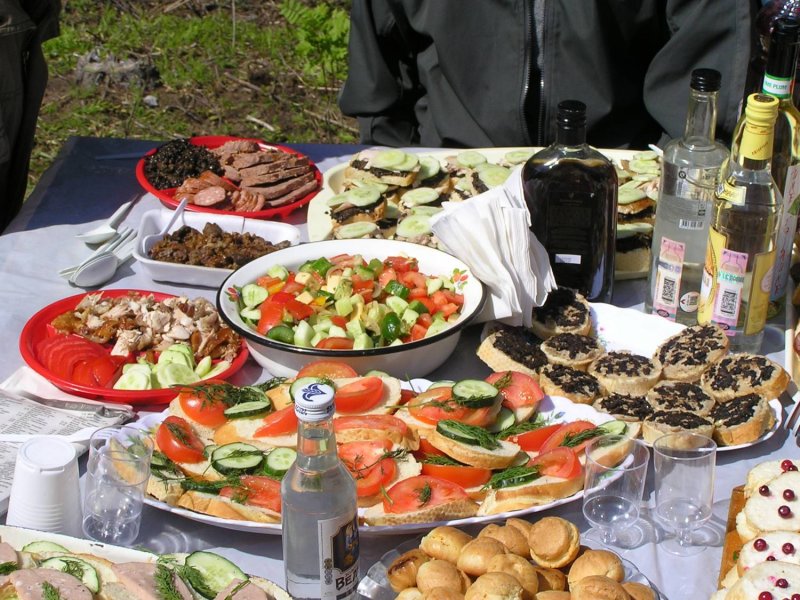 Праздничный стол с шашлыком