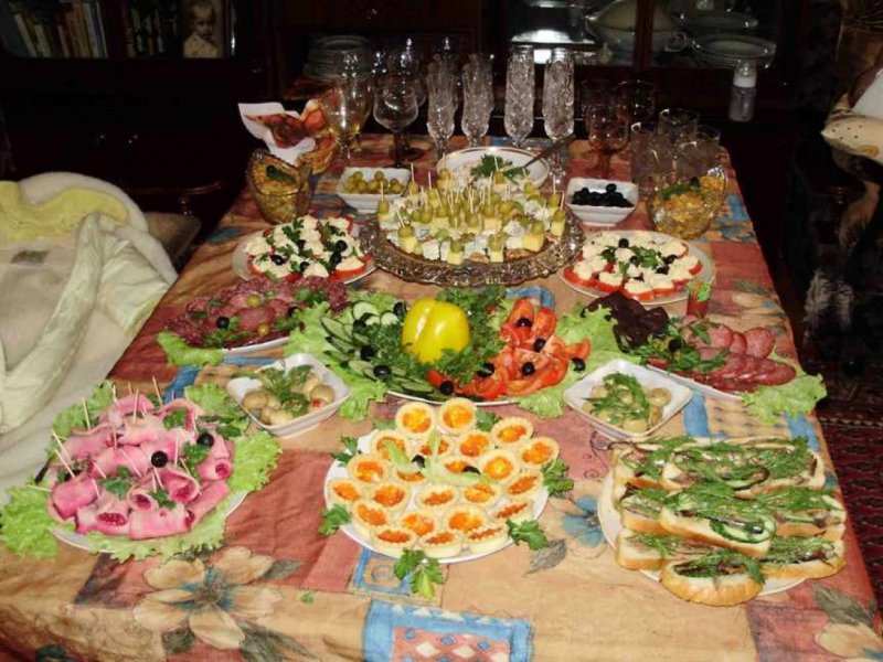 Праздничный стол на др