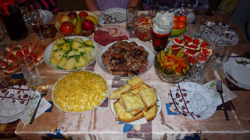 Сервировка стола с блюдами