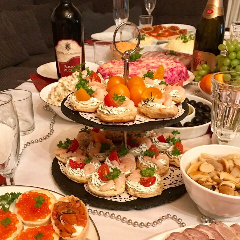 Праздничный стол на природе летом