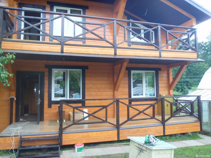 Деревянные балконы на загородных домах