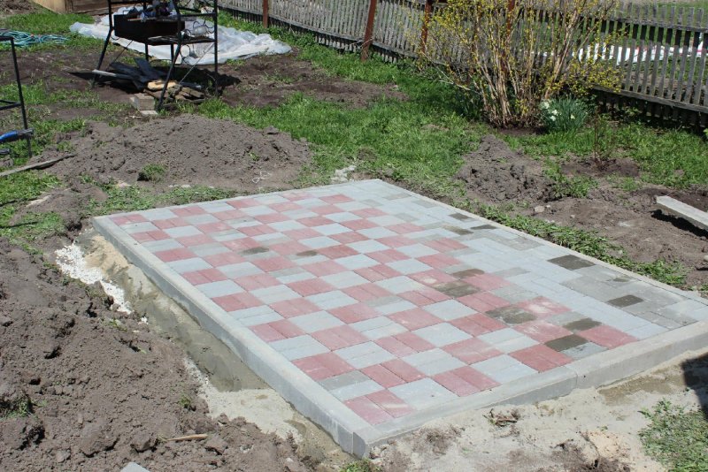 Площадка под беседку из тротуарной плитки