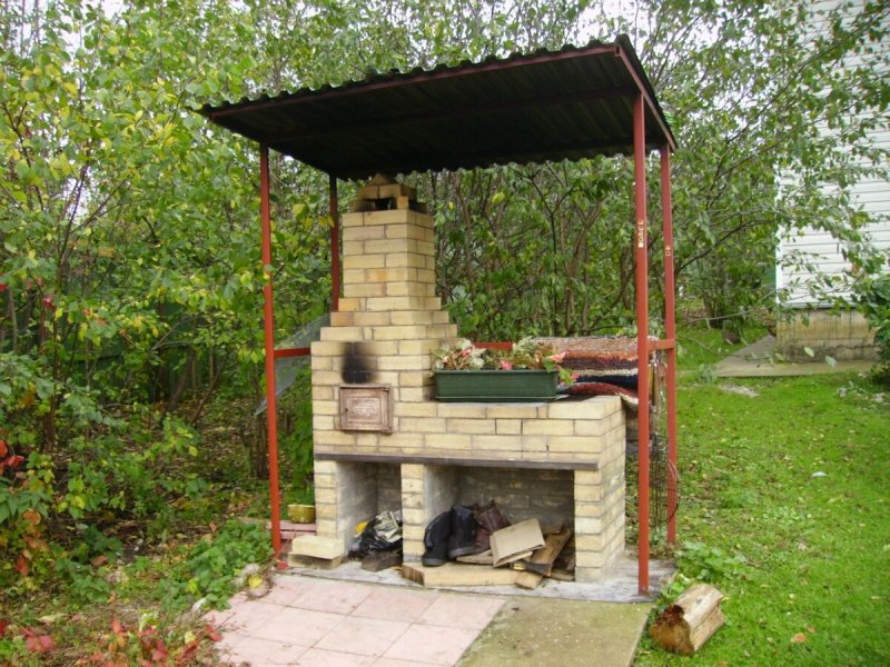 Кирпичный мангал с качелями