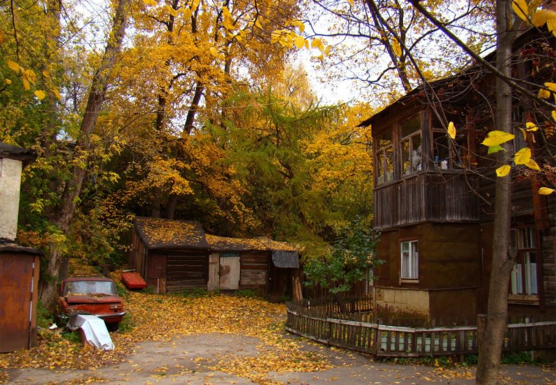 Российский осенний двор