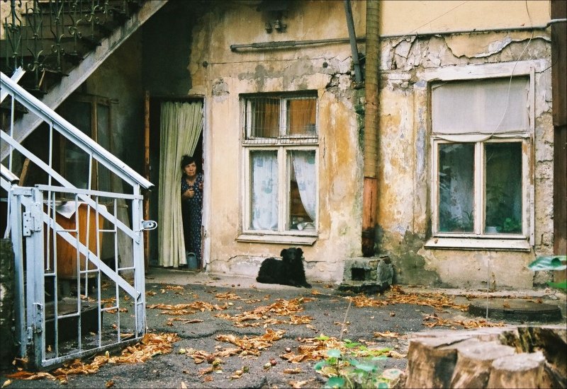 Солнечный осенний двор