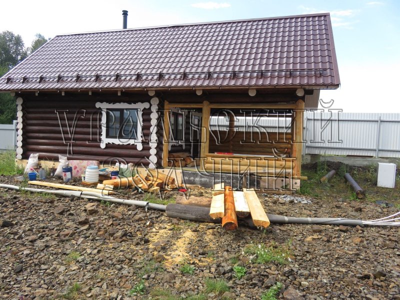 Терраса между домом и баней
