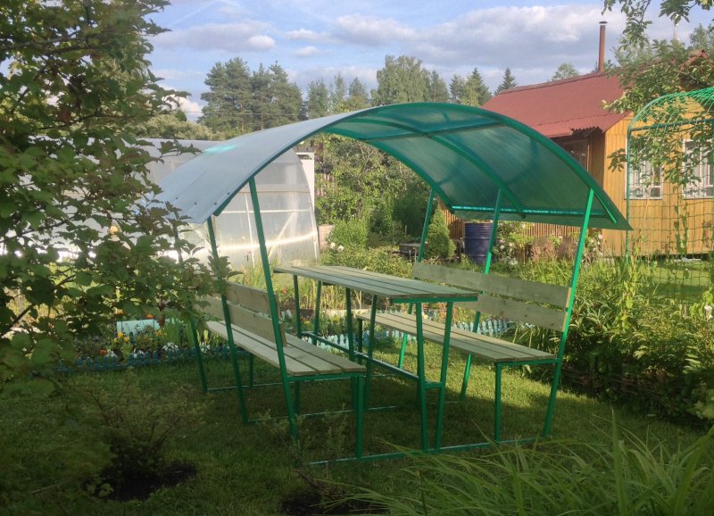 Беседка отделанная поликарбонатом