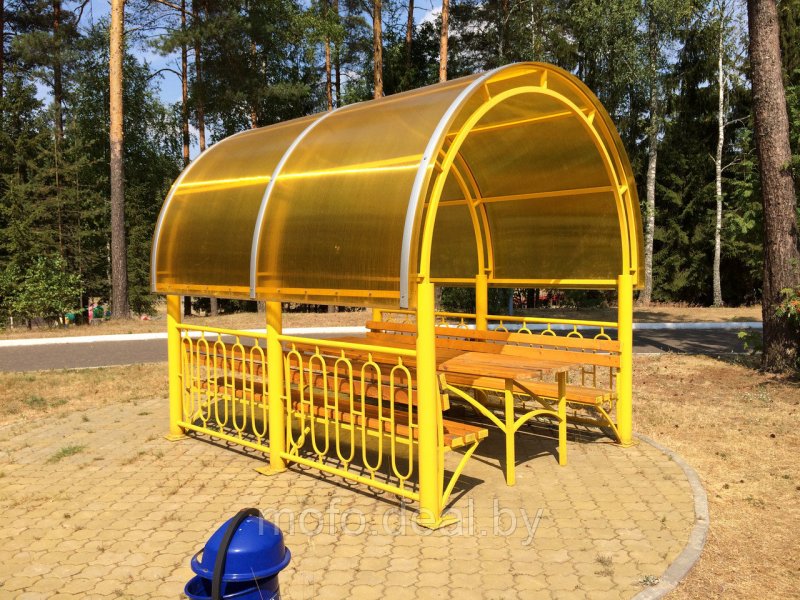 Беседка с желтым поликарбонатом из дерева
