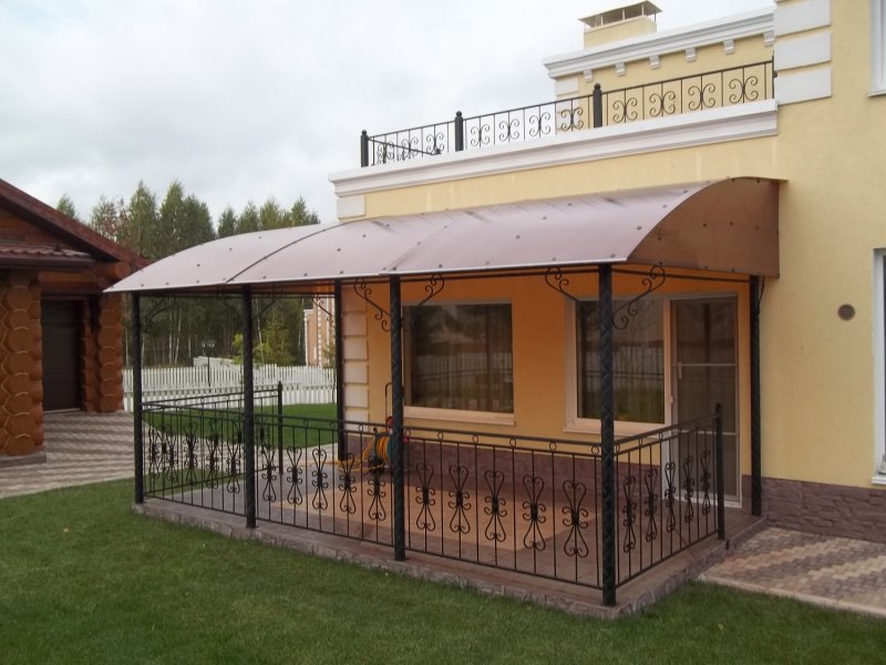 Веранда изподикарбоната