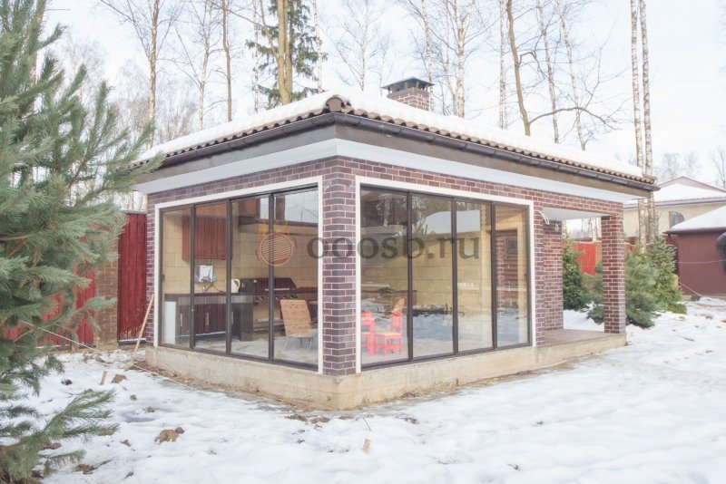 Барбекю из кирпича в беседке