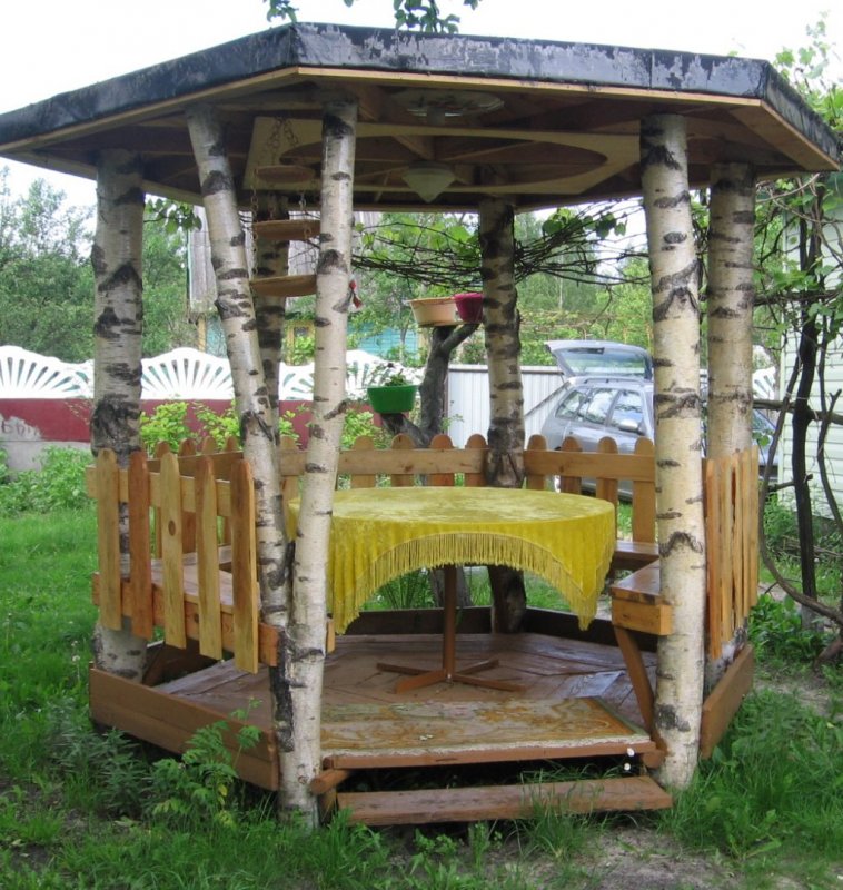 Беседка из березовых стволов