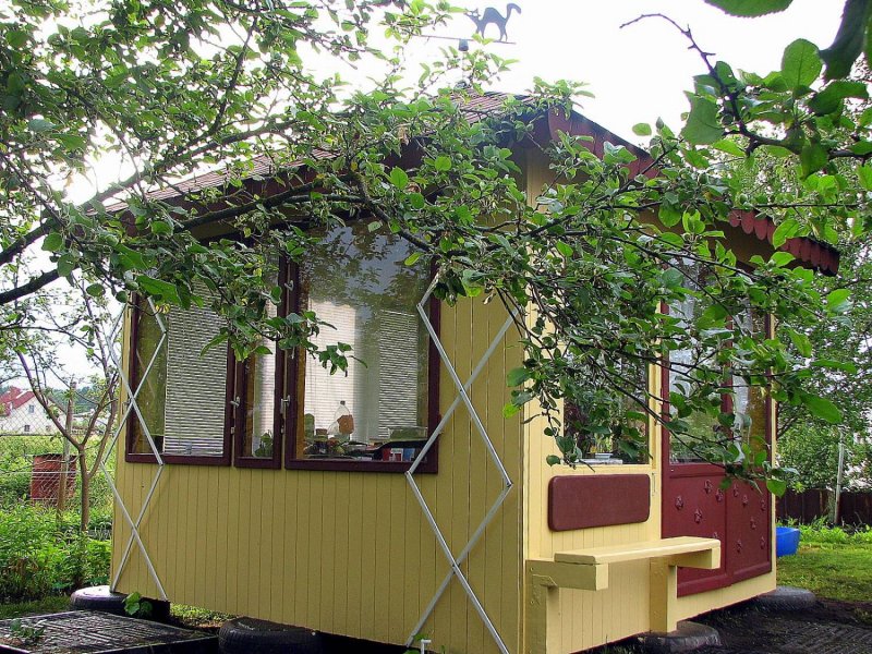 Небольшие деревянные беседки