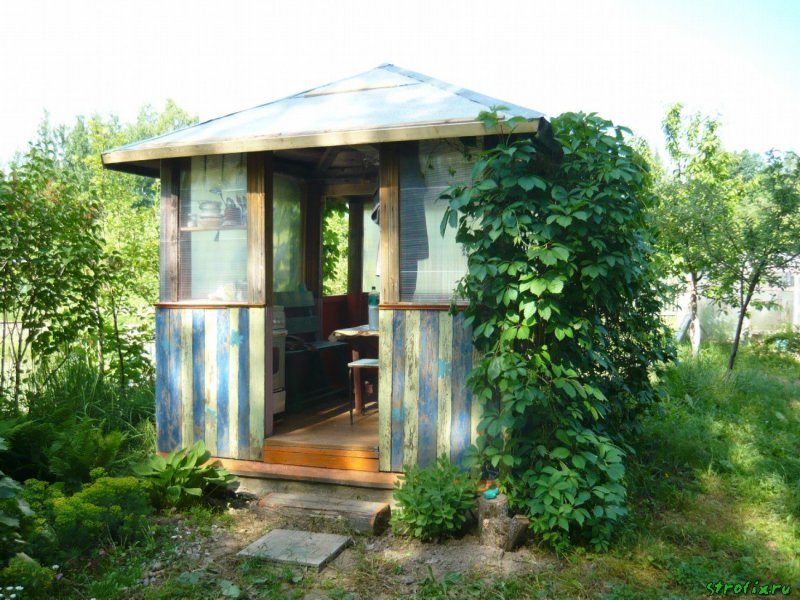 Беседка на даче из подручных средств