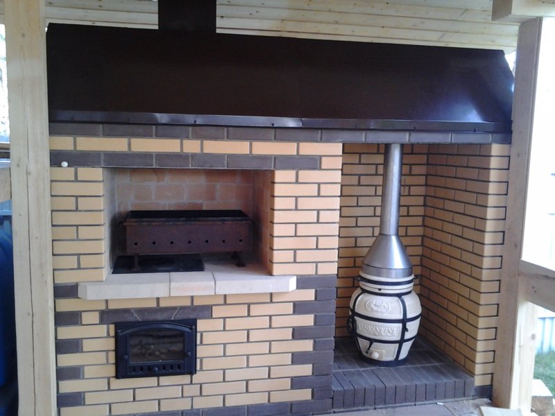 Мангальная зона из кирпича с тандыром