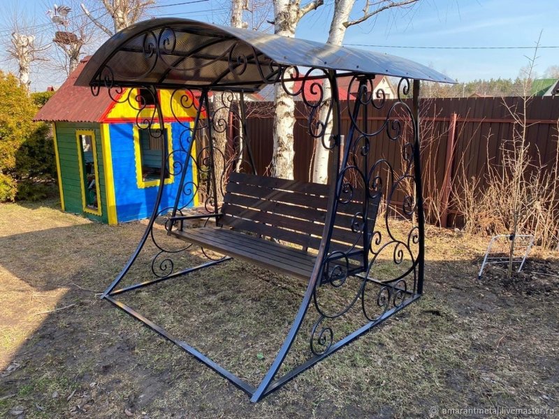 Кованые садовые качели с крышей из поликарбоната