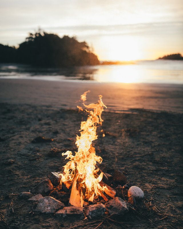 Костер у моря
