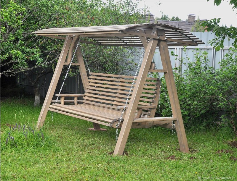 Деревянные качели с крышей