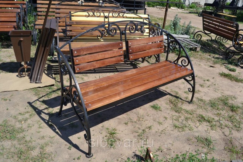 Лавочка с кованными элементами