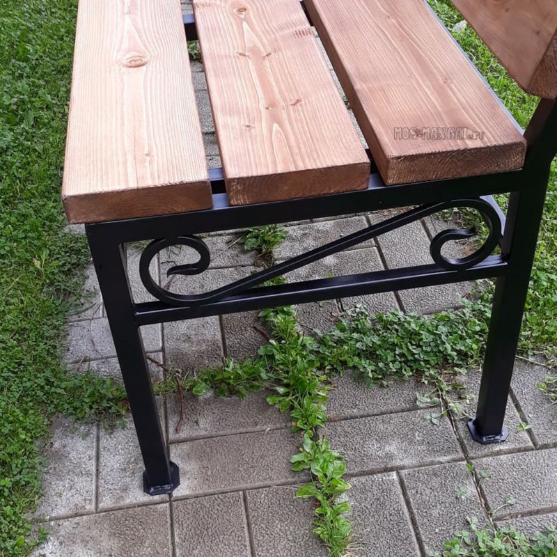 Скамейка с подстаканниками