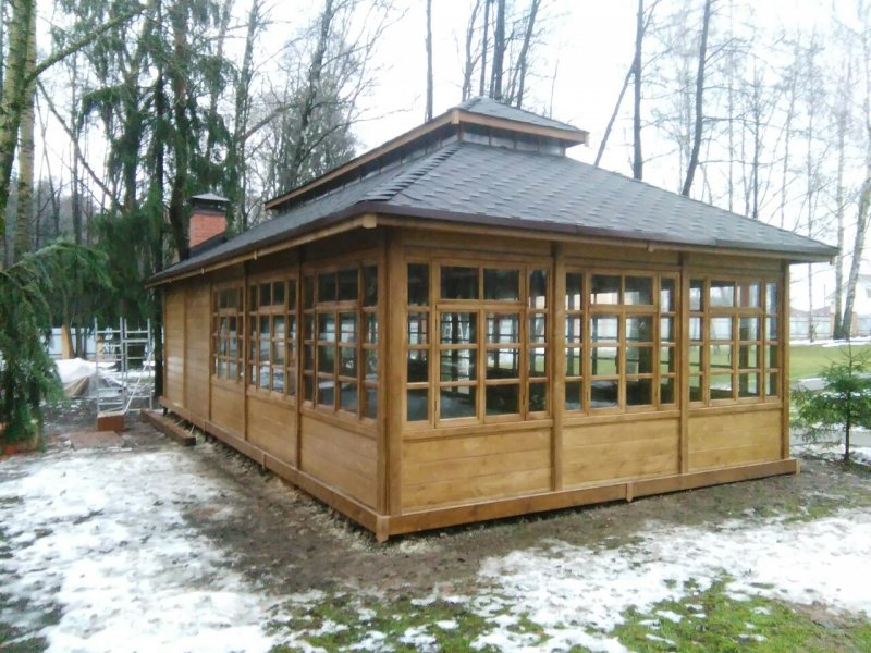 Деревянная крытая беседка