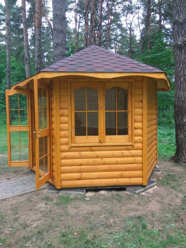 Закрытая беседка для дачи