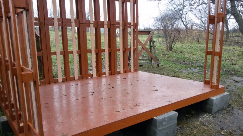Беседка с крышей поддонов