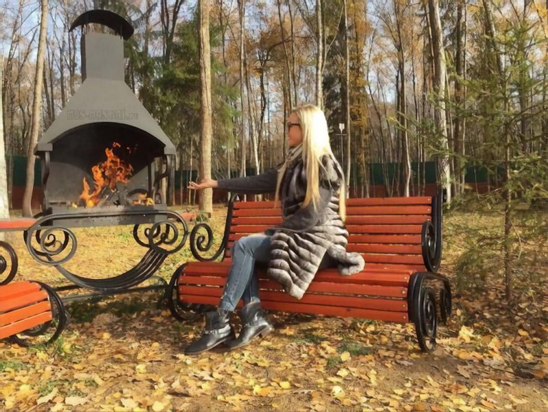 Кирпичный мангал с вытяжкой из металла