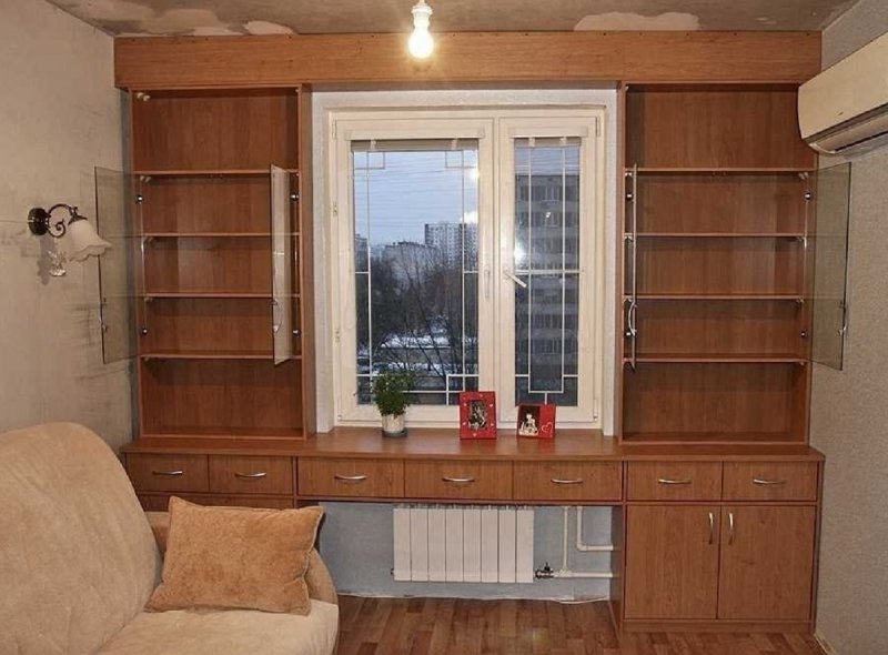 Окно с книжными полками